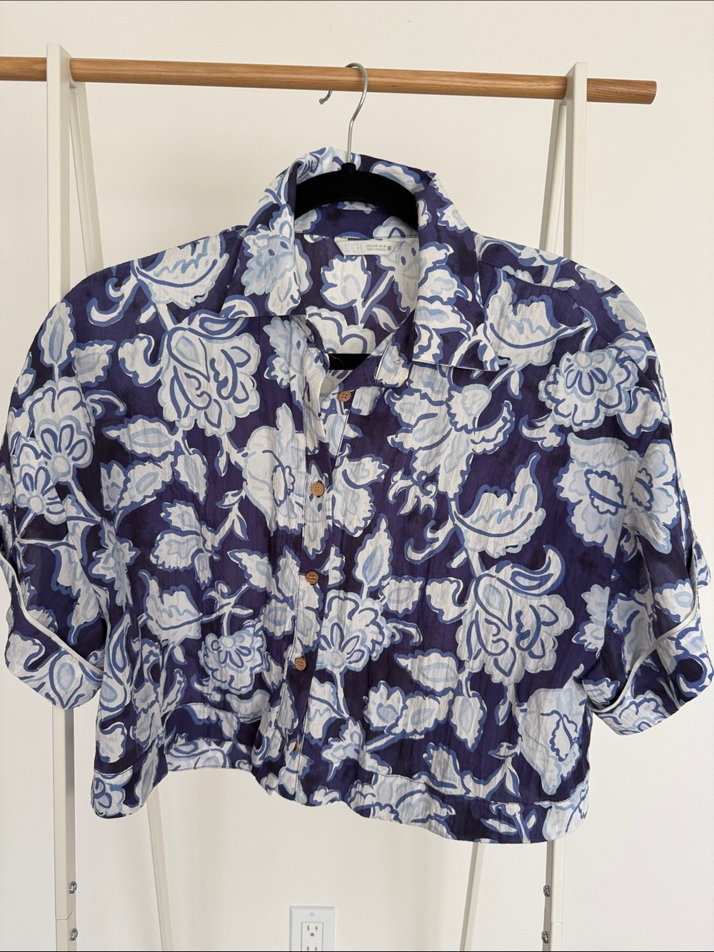 Zara Navy and White Floral Cropped Button-Front Blouse